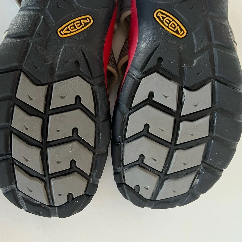 Keen Seacamp II CNX Gray and Red Youth Sandals, Big Boy Size 5